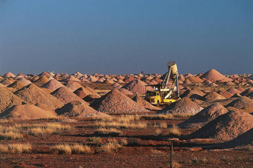 无人,横图,室外,白天,采矿业,建筑业,卡车,汽车,澳大利亚,堆叠,丰富,沙子,地平线,泥土,田地,辽阔,地面,车,草,排列,天空,交通工具,拖车,广阔,财富,工业,运输,摄影,堆,一望无际,矿产,泥,矿物,载具,延伸,大洋洲,蛋白石,工业建筑,万里无云,澳大拉西亚,天地相交,南澳大利亚,无边无际,一马平川,一致,岩石,彩图