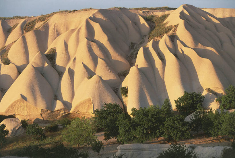 无人,横图,俯视,室外,白天,旅游,度假,美景,山,山脉,土耳其,亚洲,地形,景观,联合国,历史,娱乐,树,风景,天空,自然,地标建筑,享受,休闲,景色,放松,摄影,洞穴,宁静,中东,岩层,自然风光,西亚,马尔马拉海地区,伊斯坦布尔,乌奇夏,卡帕多西亚,安纳托利亚,小亚细亚,古代文明,卡帕多奇亚,岩石,彩图,高角度拍摄,旅行,格雷梅,土耳其共和国,联合国教科文组织,安那托利亚,小亚细亚半岛,爱琴海地区