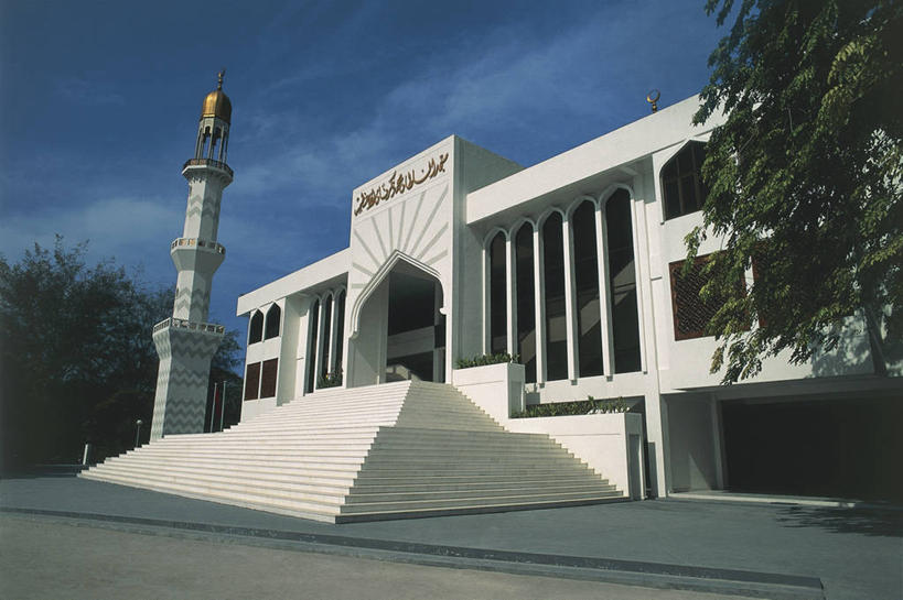 无人,横图,室外,白天,仰视,建筑,马尔代夫,亚洲,标志,符号,文字,字符,字母,标识,台阶,树,摄影,宗教,尖塔,伊斯兰教,宗教建筑,清真寺,阿拉伯文,灵性,马累岛,男性,彩图,低角度拍摄,旅行