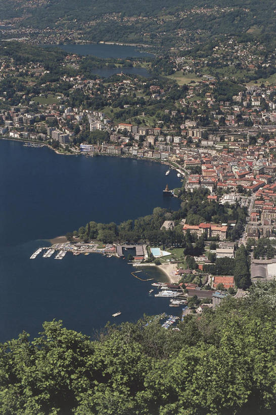 无人,竖图,俯视,航拍,室外,白天,度假,湖,美景,水,城市风光,城市,建筑,广州,瑞士,欧洲,河岸,景观,娱乐,树,享受,休闲,景色,放松,摄影,西欧,鸟瞰,都市风光,中欧,卢加诺,提契诺州,彩图,高角度拍摄,旅行