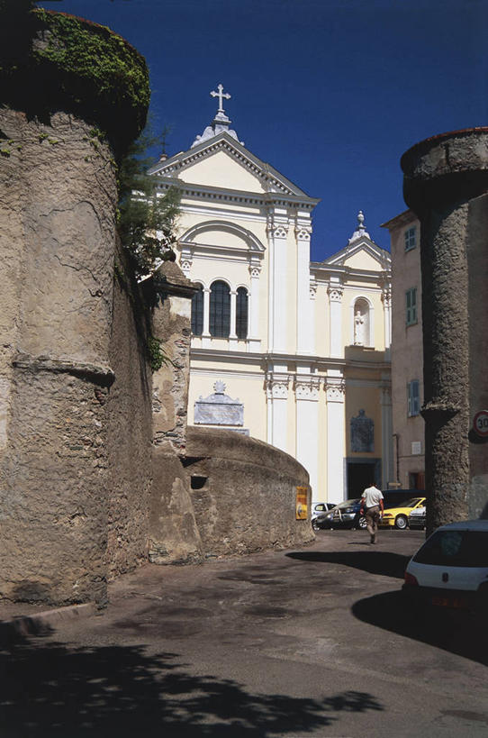 一个人,竖图,室外,白天,建筑,汽车,法国,欧洲,阴影,朦胧,模糊,符号,十字架,光,围墙,机动车,车,蓝色,天空,交通工具,运输,摄影,宗教,问号,基督教,科西嘉,西欧,宗教建筑,地中海文化,载具,宗教用品,法国文化,欧洲文化,中欧,万里无云,灵性,巴斯蒂亚,步行,彩图,旅行,大教堂,标点符号