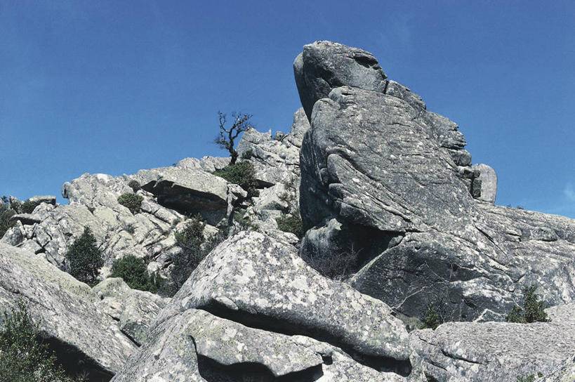 无人,横图,室外,白天,仰视,法国,欧洲,山顶,历史,蓝色,天空,摄影,科西嘉,西欧,岩层,地中海文化,中欧,万里无云,地质学,南科西嘉,自然地理,岩石,彩图,低角度拍摄,旅行