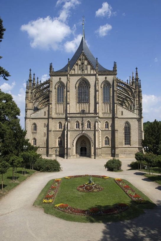 无人,教堂,竖图,室外,白天,建筑,欧洲,捷克,阴影,拱门,树,天空,地标建筑,摄影,宗教,基督教,宗教建筑,哥特式风格,中欧,捷克共和国,波西米亚,灵性,库特纳霍拉,彩图,旅行,联合国教科文组织