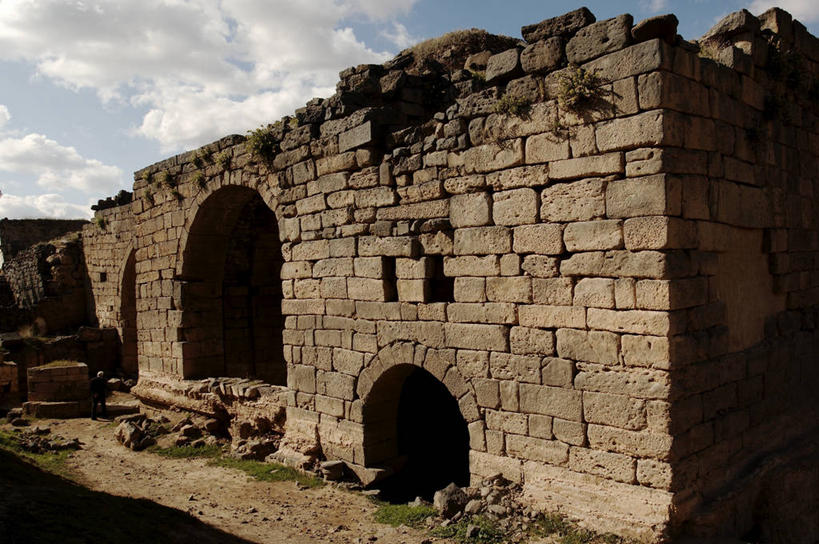 无人,横图,室外,白天,建筑,叙利亚,亚洲,破碎,云,拱门,围墙,历史,破坏,石墙,古罗马,破损,废墟,天空,地标建筑,温泉池,摄影,粉碎,损坏,考古学,中东,地中海文化,毁坏,古典风格,摧毁,古代文明,古代史,破败,彩图,旅行,联合国教科文组织,过去