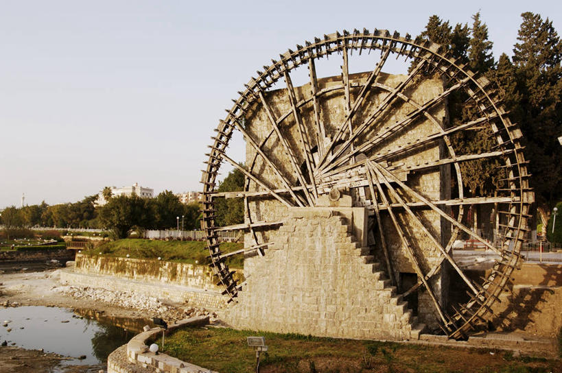 无人,横图,室外,白天,技术,河流,叙利亚,亚洲,河岸,流水,水车,树,天空,地标建筑,工业,摄影,能源,中东,地中海文化,替代能源,哈马,彩图,旅行