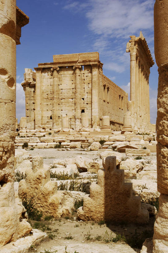 太阳穴,无人,竖图,室外,白天,仰视,沙漠,建筑,叙利亚,亚洲,柱子,地形,云,纪念碑,历史,破坏,破损,废墟,天空,自然,地标建筑,摄影,宗教,环境,损坏,考古学,中东,地中海文化,古典风格,中东文化,埃及文化,古代文明,柱廊,灵性,破败,巴尔米拉,贝尔神庙,彩图,低角度拍摄,旅行,传统文化,联合国教科文组织,过去