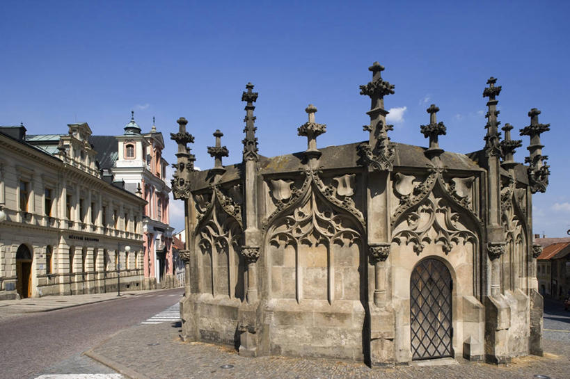 无人,横图,室外,白天,城市,建筑,欧洲,捷克,历史,蓝色,天空,地标建筑,摄影,都市风光,哥特式风格,中欧,捷克共和国,万里无云,波西米亚,库特纳霍拉,彩图,联合国教科文组织,过去