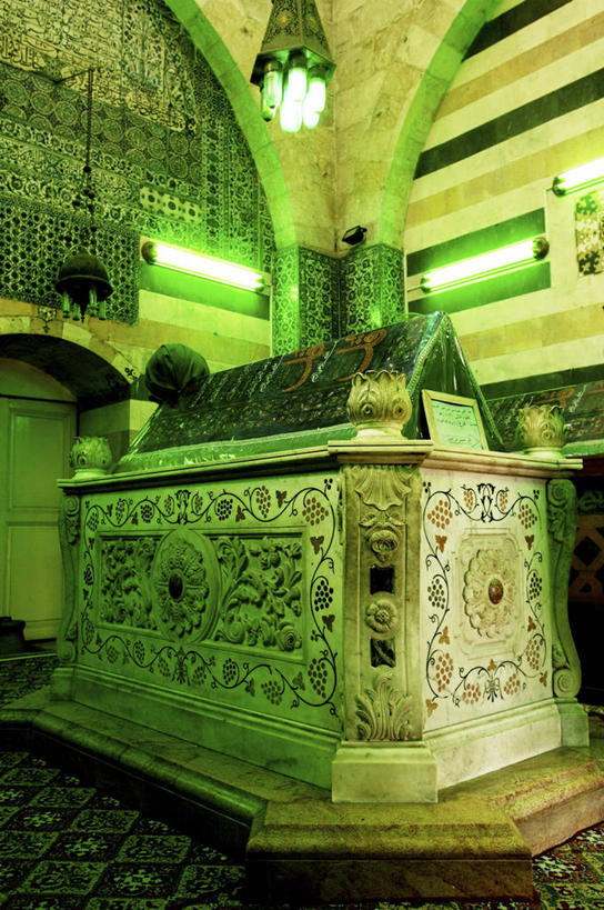 无人,竖图,室内,竞争,雕塑,叙利亚,亚洲,对抗,冲突,纪念碑,光亮,首都,历史,地标建筑,战争,摄影,宗教,电灯,纪念,留念,照亮,死亡,坟墓,陵墓,伊斯兰教,中东,照明设备,宗教建筑,地中海文化,对立,矛盾,清真寺,水晶吊灯,怀念,石棺,大清真寺,敌对,挫败,斗争,抗拒,抗衡,结束,灵性,大马士革,墓穴,倭马亚大清真寺,彩图,旅行,联合国教科文组织,过去