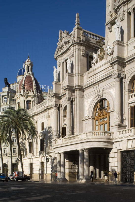 无人,竖图,室外,白天,城市,建筑,西班牙,欧洲,阴影,装饰,塔,历史,马约尔广场,树,天空,摄影,政府大楼,地中海文化,都市风光,市政厅,政府,伊比利亚半岛,万里无云,巴伦西亚省,彩图,旅行,过去