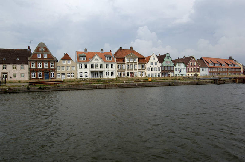 无人,码头,横图,室外,白天,度假,河流,美景,多云,城市风光,城市,港口,建筑,德国,欧洲,景观,流水,云,古城,天气,古典,历史,娱乐,天空,享受,休闲,景色,放松,摄影,西欧,都市风光,中欧,德意志联邦共和国,石荷州,石勒苏益格.荷尔斯泰因,石勒苏益格.荷尔斯泰因州,易北河,彩图,旅行,摆渡口,埠头,渡口,渡头,港湾,海港,货运码头,口岸,商港,居住区,过去