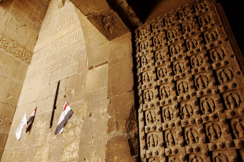 无人,横图,室外,白天,仰视,门,建筑,旗帜,叙利亚,亚洲,关闭,符号,大门,围墙,地标建筑,摄影,宗教,伊斯兰教,中东,要塞,地中海文化,封闭,中东文化,阿勒颇,彩图,低角度拍摄,旅行,叙利亚国旗,联合国教科文组织