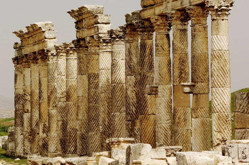 太阳穴,无人,横图,室外,白天,建筑,叙利亚,亚洲,一排,整齐,柱子,历史,破坏,破损,废墟,排列,天空,摄影,宗教,损坏,考古学,中东,宗教建筑,要塞,地中海文化,队列,古典风格,古代文明,柱廊,古代史,彩图,旅行,阿帕米亚,过去