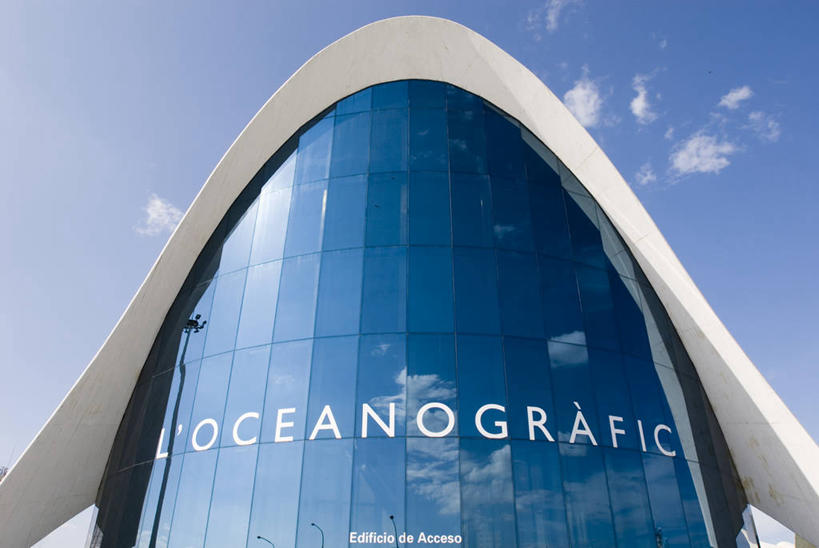 无人,博物馆,横图,室外,白天,仰视,镜子,城市,建筑,西班牙,欧洲,反射,眼镜,云,现代,水族馆,天空,地标建筑,摄影,地中海文化,都市风光,伊比利亚半岛,式样,巴伦西亚省,彩图,低角度拍摄,旅行,艺术科学城