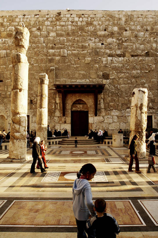 人群,竖图,室外,白天,旅游,度假,建筑,叙利亚,亚洲,行人,游客,游人,朦胧,模糊,围墙,地面,首都,历史,石墙,路人,旅客,地标建筑,摄影,宗教,砖地,伊斯兰教,中东,宗教建筑,地中海文化,清真寺,大清真寺,灵性,大马士革,过客,倭马亚大清真寺,步行,彩图,旅行,传统文化,联合国教科文组织,过去