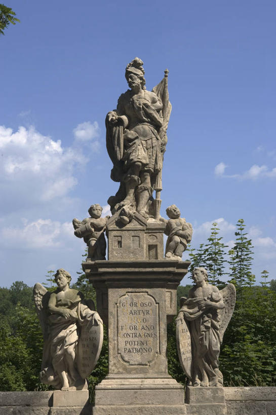 无人,教堂,竖图,室外,白天,建筑,雕塑,欧洲,捷克,标志,雕像,符号,云,标识,树,天空,地标建筑,摄影,宗教,基督教,宗教建筑,中欧,捷克共和国,性别符号,波西米亚,灵性,库特纳霍拉,彩图,旅行,男性符号,联合国教科文组织