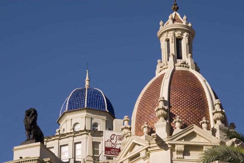 无人,横图,室外,白天,仰视,城市,建筑,狮子,雕塑,西班牙,欧洲,雕像,历史,顶部,马约尔广场,天空,摄影,政府大楼,圆顶建筑,地中海文化,都市风光,市政厅,政府,伊比利亚半岛,万里无云,巴伦西亚省,彩图,低角度拍摄,旅行,过去