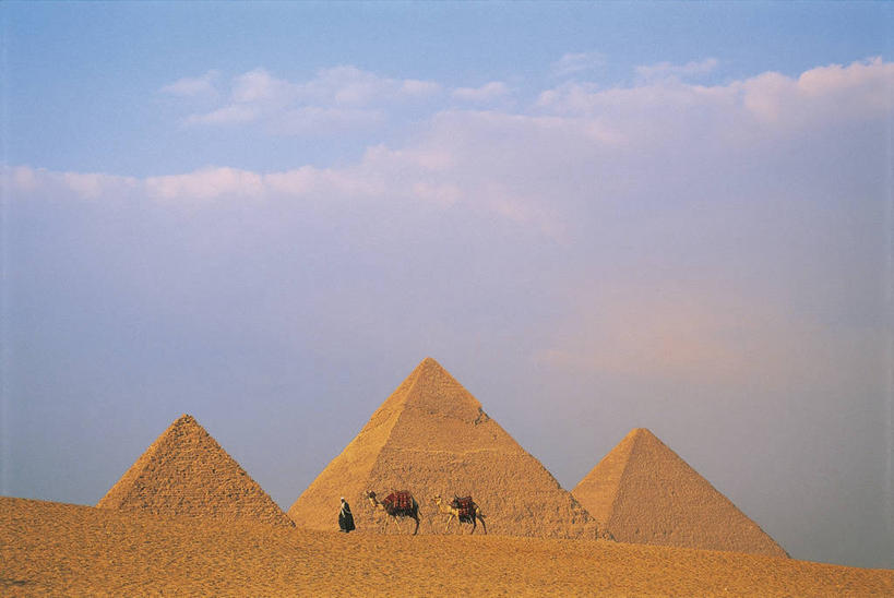 一个人,横图,旅游,度假,名胜古迹,日落,地标,建筑,非洲,埃及,开罗,遗迹,标志,符号,联合国,首都,古迹,历史,文物,娱乐,标识,古建筑,黄昏,动物,地标建筑,享受,休闲,旅游胜地,金字塔,放松,摄影,陵墓,中东,古文明,北非,中东文化,埃及文化,吉萨,吉萨金字塔,胡夫金字塔,海夫拉金字塔,门卡乌拉金字塔,古代七大奇迹,阿拉伯埃及共和国,金字塔之国,棉花之国,古夫王金字塔,卡拉夫王金字塔,孟卡拉王金字塔,方锥形,阿非利加洲,性别符号,自然地理,彩图,男性符号,标志性建筑,联合国教科文组织