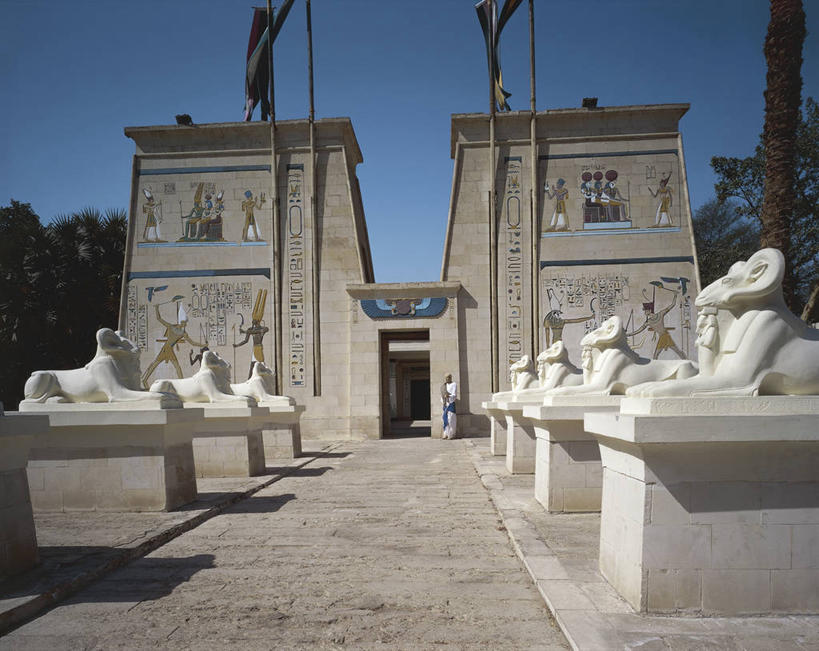 成年人,太阳穴,一个人,横图,室外,白天,旅游,建筑,狮子,雕塑,非洲,埃及,开罗,仅一个男性,行人,游客,游人,雕像,纪念碑,首都,历史,路人,旅客,模型,摄影,中东,公羊,北非,中东文化,埃及文化,斯芬克斯,古埃及文明,古代文明,底比斯,过客,绵羊,彩图,旅行,联合国教科文组织