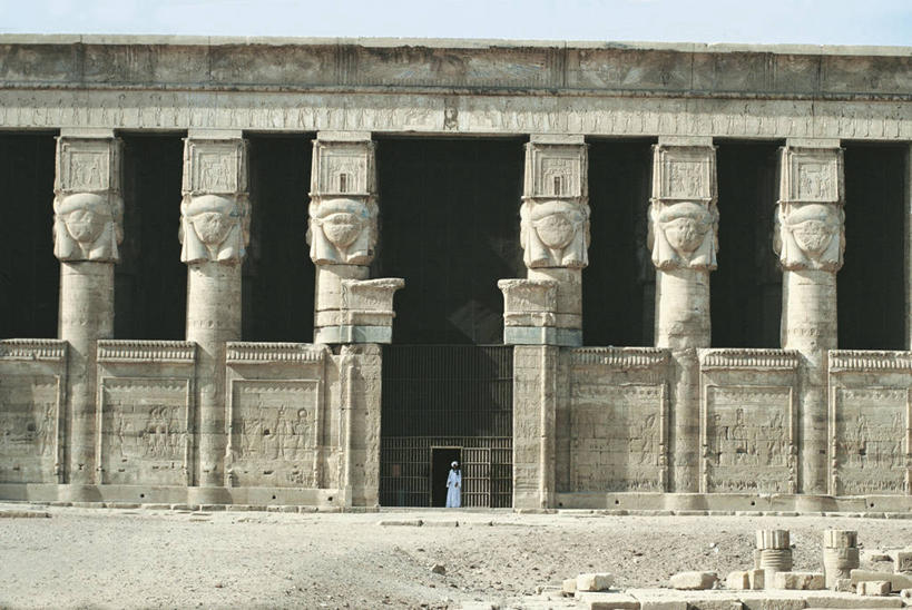 太阳穴,一个人,横图,室外,白天,城市,建筑,非洲,埃及,柱子,纪念碑,历史,地标建筑,摄影,中东,北非,中东文化,首府,埃及文化,阿拉伯埃及共和国,金字塔之国,棉花之国,阿斯旺,阿斯旺省,阿非利加洲,古埃及文明,古代文明,柱廊,灵性,哈索尔神庙,自然地理,彩图