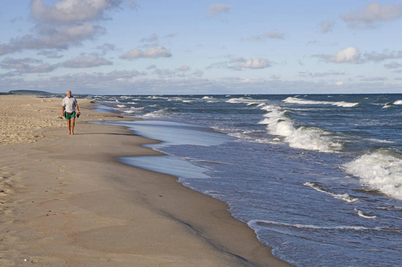 西方人,成年人,一个人,横图,室外,白天,海浪,海洋,水,欧洲,欧洲人,仅一个男性,地平线,海岸线,水平线,地标建筑,摄影,波罗的海,立陶宛共和国,白种人,海滩,休闲活动,步行,彩图,波罗的海三国,联合国教科文组织,独处