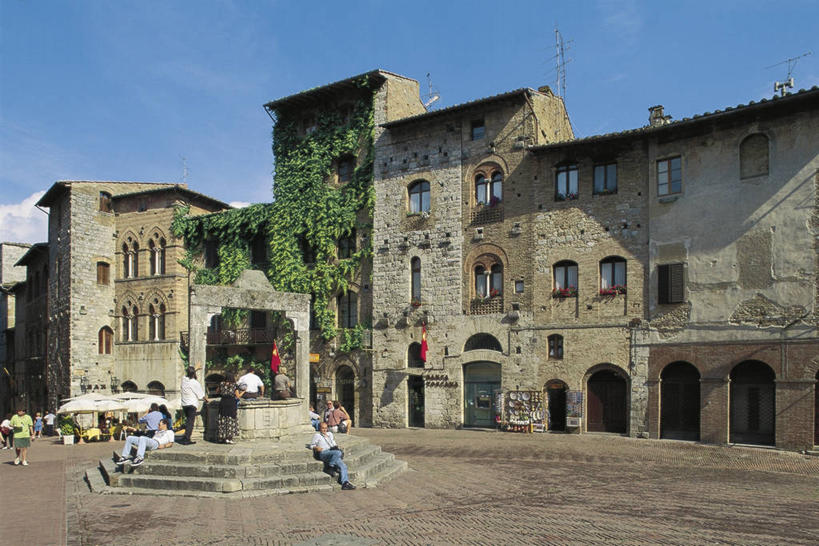 西方人,广场,横图,室外,白天,建筑,意大利,欧洲,欧洲人,城镇,古城,地标建筑,摄影,南欧,意大利文化,托斯卡纳区,圣吉米尼亚诺,白种人,彩图,旅行,联合国教科文组织