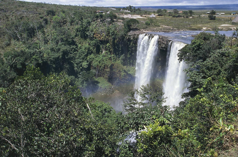 无人,横图,俯视,室外,白天,河流,瀑布,森林,委内瑞拉,圭亚那,流水,树,风景,自然,地标建筑,平原,南美,摄影,环境,国家公园,树梢,自然地理,彩图,高角度拍摄,联合国教科文组织,白水,卡奈依马国家公园,郊野公园