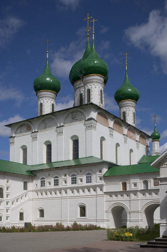 无人,教堂,竖图,室外,白天,建筑,俄罗斯,云,树,天空,地标建筑,摄影,宗教,基督教,圆顶建筑,修道院,东正教,彩图,大教堂,雅罗斯拉夫尔,俄罗斯文化,联合国教科文组织