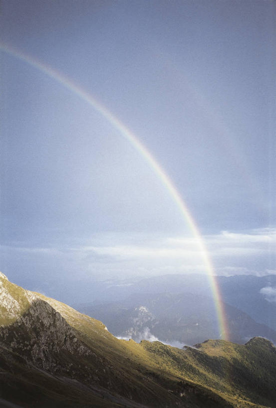 无人,竖图,俯视,室外,白天,旅游,度假,彩虹,美景,山,山脉,意大利,地平线,地形,景观,辽阔,地面,娱乐,风景,自然,享受,休闲,广阔,景色,放松,摄影,宁静,一望无际,南欧,自然风光,延伸,贝加莫,伦巴第大区,天地相交,无边无际,一马平川,光谱,自然地理,彩图,高角度拍摄