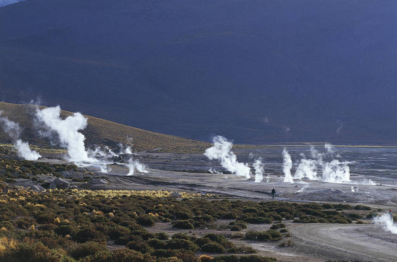 一个人,横图,室外,白天,旅游,度假,火山,美景,温泉,智利,围绕,蒸汽,地形,景观,烟雾,娱乐,自然,享受,休闲,烟,景色,南美,放松,摄影,缭绕,灌木,南美洲,拉丁美洲,自然风光,美洲,旋绕,间歇泉,亚美利加洲,南亚美利加洲,智利共和国,萦绕,空气污染,回绕,地质学,安托法加斯塔大区,自然地理,活火山,彩图,精力