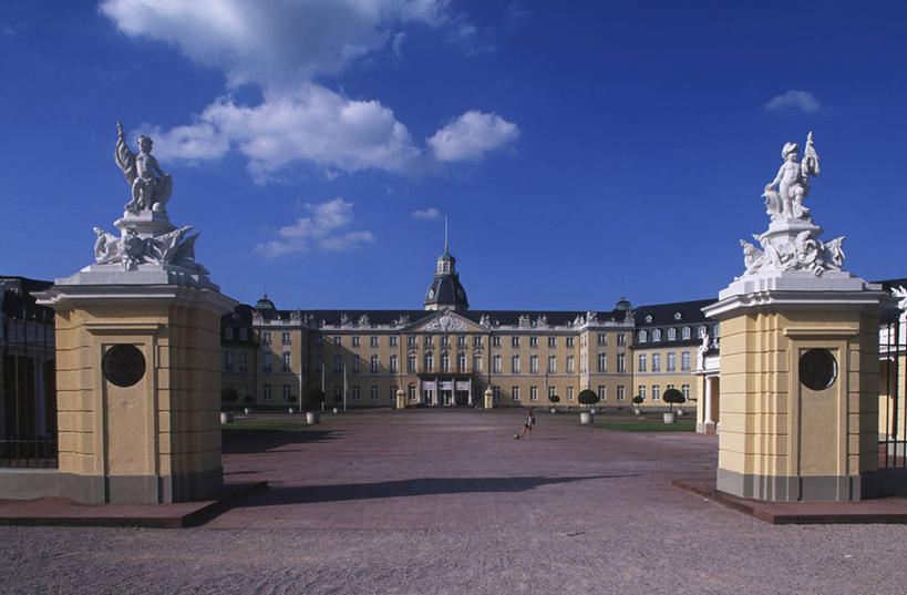 一个人,横图,室外,白天,旅游,度假,美景,建筑,雕塑,德国,欧洲,对称,朦胧,模糊,标志,雕像,符号,城堡,景观,云,纪念碑,历史,娱乐,标识,穹顶,天空,自然,享受,休闲,景色,放松,摄影,园林,顺序,西欧,圆顶建筑,自然风光,德国文化,欧洲文化,巴洛克风格,中欧,德意志联邦共和国,首府,性别符号,巴登.符腾堡,巴登.符腾堡州,巴符州,亭台楼阁,图恩,卡尔斯鲁厄,石块,彩图,旅行,卡尔斯鲁厄行政区,男性符号,卡尔斯鲁厄城堡酒店,卡尔斯鲁厄县