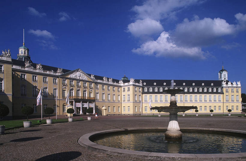 无人,横图,室外,白天,旅游,度假,美景,建筑,喷泉,旗帜,德国,欧洲,符号,柱子,城堡,池塘,景观,云,纪念碑,历史,娱乐,天空,自然,享受,休闲,景色,放松,摄影,园林,西欧,自然风光,德国文化,欧洲文化,巴洛克风格,中欧,德意志联邦共和国,首府,巴登.符腾堡,巴登.符腾堡州,巴符州,亭台楼阁,图恩,卡尔斯鲁厄,彩图,旅行,卡尔斯鲁厄行政区,卡尔斯鲁厄城堡酒店,卡尔斯鲁厄县