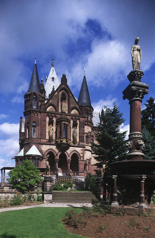 无人,竖图,室外,白天,城市,建筑,雕塑,德国,欧洲,雕像,柱子,城堡,云,纪念碑,历史,草,树,天空,摄影,西欧,都市风光,德国文化,欧洲文化,中欧,德意志联邦共和国,莱茵兰.普法尔茨州,图恩,彩图