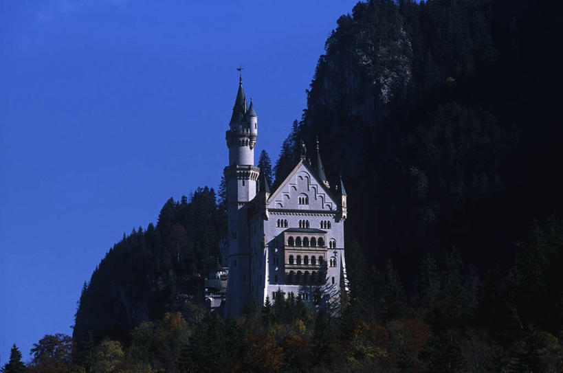 无人,横图,室外,白天,仰视,旅游,度假,美景,建筑,德国,城堡,景观,历史,娱乐,树,蓝色,风景,天空,自然,地标建筑,享受,休闲,景色,放松,摄影,自然风光,德国文化,欧洲文化,哥特式风格,中欧,万里无云,新天鹅城堡,巴伐利亚,彩图,低角度拍摄,旅行,浪漫主义