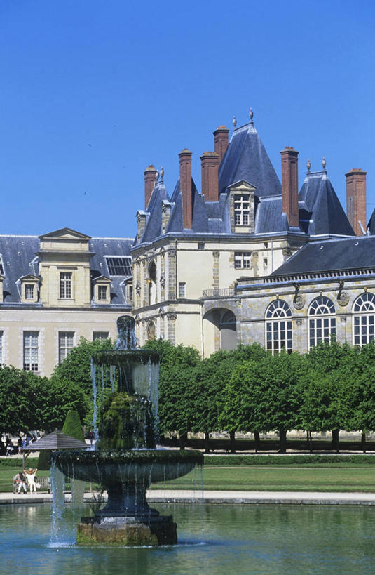 无人,宫殿,竖图,室外,白天,草坪,湖,建筑,喷泉,法国,欧洲,喷,城堡,庭院,文艺复兴,历史,树,地标建筑,摄影,园林,西欧,法兰西,古典风格,法国文化,中欧,法兰西共和国,法兰西第五共和国,法兰西岛,枫丹白露,枫丹白露宫,法兰西岛大区,塞纳.马恩省,彩图