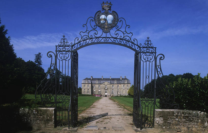 无人,横图,室外,白天,正面,消失点,建筑,法国,铁,城堡,大门,纪念碑,历史,树,摄影,徽章,布列塔尼,透视图,铁艺,中欧,盾形徽章,莫尔比昂省,彩图