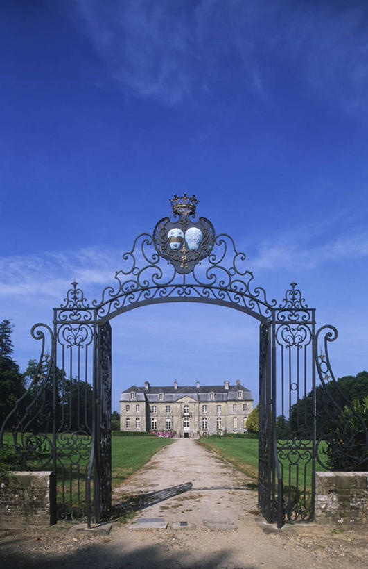 无人,竖图,室外,白天,正面,消失点,建筑,法国,铁,城堡,大门,纪念碑,历史,树,摄影,徽章,布列塔尼,透视图,铁艺,中欧,盾形徽章,莫尔比昂省,彩图