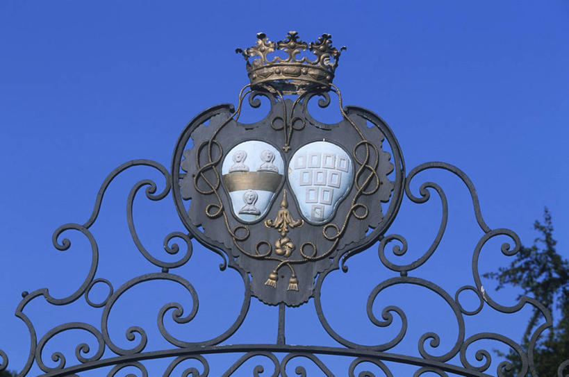 无人,横图,室外,白天,建筑,法国,对称,铁,金属,城堡,大门,纪念碑,历史,顶部,摄影,部分,徽章,布列塔尼,铁艺,中欧,盾形徽章,莫尔比昂省,王冠,彩图