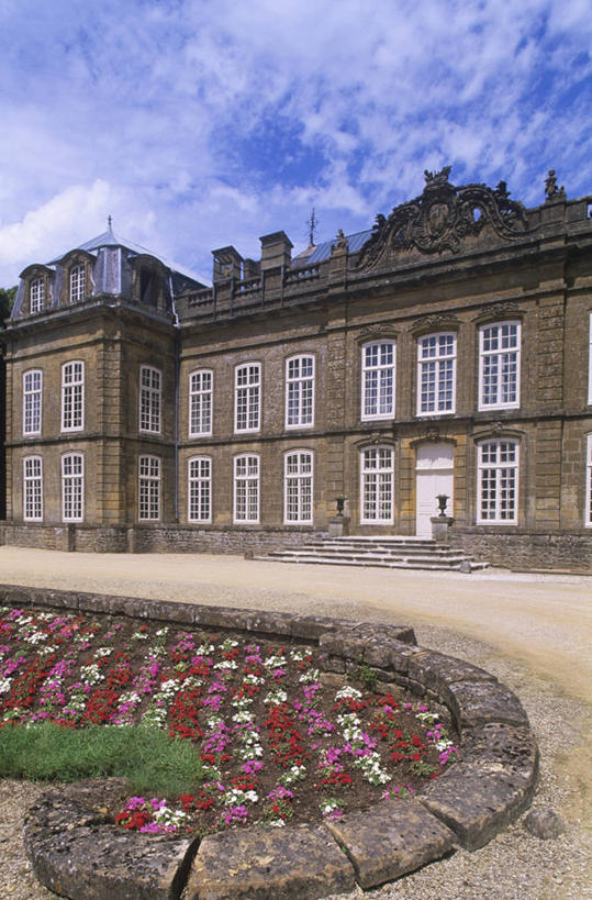 无人,竖图,室外,白天,建筑,法国,欧洲,花坛,城堡,纪念碑,车道,历史,花,树,摄影,西欧,法兰西,中欧,法兰西共和国,法兰西第五共和国,香槟.阿登,香槟.阿登大区,彩图