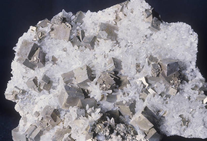 无人,横图,室内,特写,黑色背景,粗糙,水晶,一个,黑色,自然,摄影,单个,部分,环境,毛糙,肌理,黄铁矿,石英,火成岩,地质学,矿物质,自然地理,岩石,彩图,影棚拍摄,粗拙