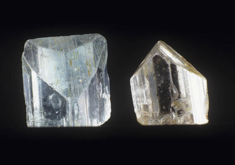 无人,横图,室内,黑色背景,粗糙,水晶,两个,黑色,灰色,自然,摄影,环境,毛糙,肌理,地质学,矿物质,黄玉,自然地理,岩石,彩图,影棚拍摄,粗拙