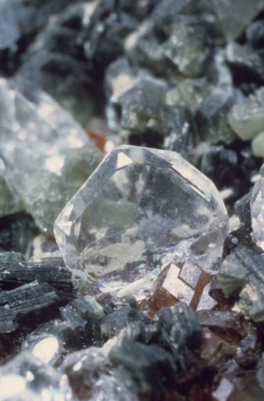 无人,竖图,室内,特写,丰富,透明,水晶,自然,摄影,环境,地质学,矿物质,磷灰石,石榴石,自然地理,岩石,彩图,影棚拍摄