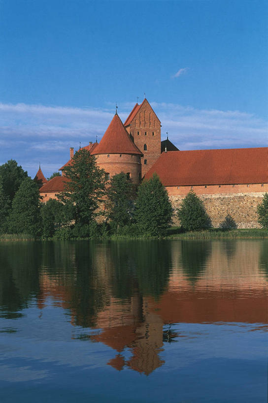 无人,竖图,室外,安全,水,建筑,欧洲,反射,砖,城堡,树,摄影,园林,国家公园,哥特式风格,立陶宛共和国,自然地理,彩图,波罗的海三国,郊野公园