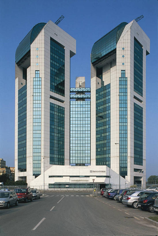 无人,建筑师,竖图,室外,白天,仰视,城市,建筑,汽车,意大利,机动车,创意,摄影,南欧,创新,将军,伦巴第大区,米兰,新意,自然地理,设计,彩图,低角度拍摄