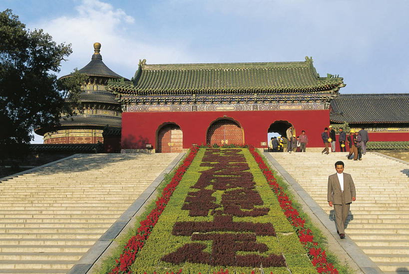 成年人,一个人,天坛,横图,室外,白天,正面,北京,亚洲,套装,朦胧,模糊,联合国,首都,台阶,衣服,地标建筑,汉字,摄影,中国文化,北京市,自然地理,男人,男性,步行,彩图,旅行,联合国教科文组织