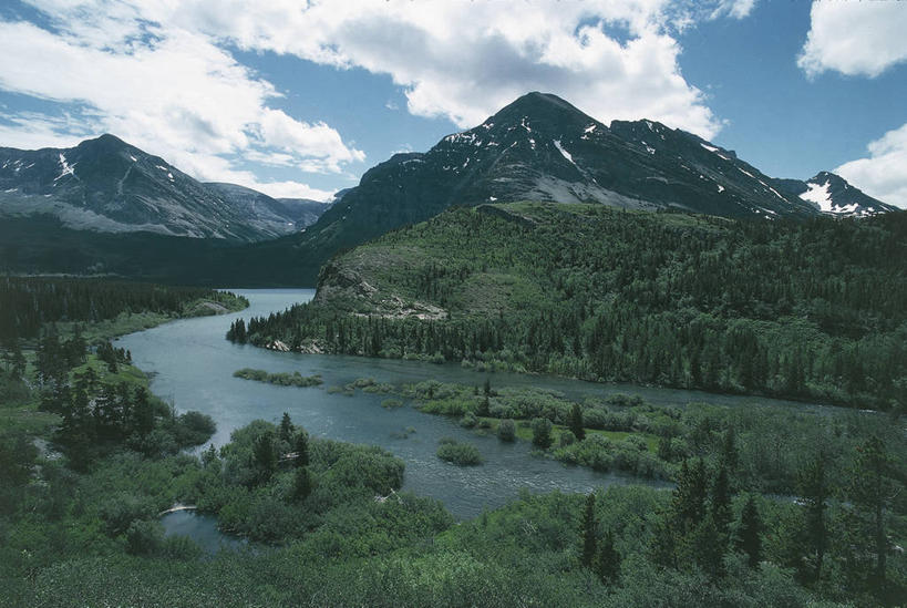 无人,公园,横图,俯视,室外,白天,旅游,度假,河流,美景,森林,山,山脉,雪,美国,地形,景观,流水,云,联合国,娱乐,风景,天空,自然,享受,休闲,景色,放松,摄影,环境,北美,北美洲,国家公园,自然风光,美洲,蒙大拿州,冰川国家公园,洛矶山脉,北亚美利加洲,亚美利加洲,蒙大拿,长空之乡,财富之州,冰河国家公园,沃特顿冰川国际和平公园,自然地理,彩图,高角度拍摄,旅行,美利坚合众国,沃特顿.冰川国际和平公园,联合国教科文组织