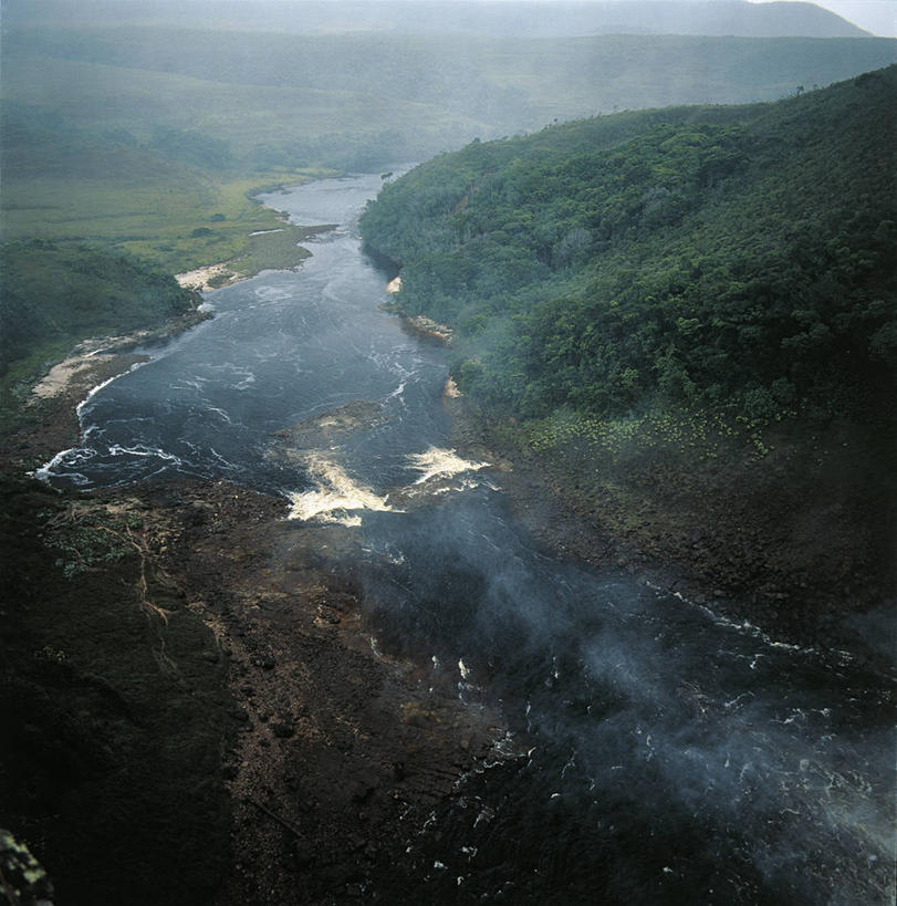 无人,竖图,方图,俯视,室外,白天,河流,森林,山,水,委内瑞拉,地形,流水,风景,自然,地标建筑,南美,摄影,环境,国家公园,自然地理,彩图,高角度拍摄,卡奈依马国家公园,郊野公园