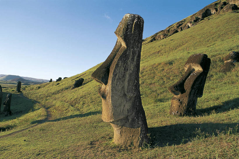 无人,横图,室外,白天,山,雕塑,复活节岛,智利,标志,符号,联合国,宏伟,历史,标识,风景,天空,自然,地标建筑,南美,摄影,南美洲,国家公园,拉丁美洲,美洲,复活节岛石像,波利尼西亚,万里无云,摩艾石像,亚美利加洲,南亚美利加洲,复活岛,智利共和国,性别符号,古代文明,摩艾像,灵性,拉帕努伊国家公园,美术工艺,波利尼西亚群岛,岩石,彩图,旅行,复活节岛人像,赫布亚岛,拉帕努伊岛,毛埃石像,摩阿仪,摩埃石像,莫阿伊,帕赛兰,伊斯特岛,男性符号,联合国教科文组织,拟人,郊野公园