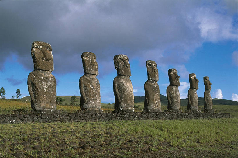 无人,横图,室外,白天,雕塑,复活节岛,智利,一排,整齐,标志,符号,田地,联合国,宏伟,历史,标识,树,排列,地标建筑,南美,摄影,南美洲,国家公园,拉丁美洲,队列,美洲,复活节岛石像,波利尼西亚,摩艾石像,亚美利加洲,南亚美利加洲,复活岛,智利共和国,性别符号,古代文明,摩艾像,灵性,拉帕努伊国家公园,美术工艺,波利尼西亚群岛,彩图,旅行,复活节岛人像,赫布亚岛,拉帕努伊岛,毛埃石像,摩阿仪,摩埃石像,莫阿伊,帕赛兰,伊斯特岛,男性符号,联合国教科文组织,拟人,郊野公园