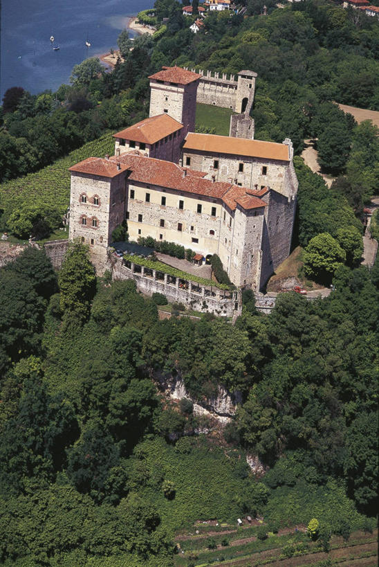 无人,竖图,俯视,航拍,室外,白天,安全,森林,建筑,意大利,城堡,塔,历史,废墟,树,摄影,要塞,鸟瞰,意大利文化,伦巴第大区,马祖尔湖,古代文明,彩图,高角度拍摄