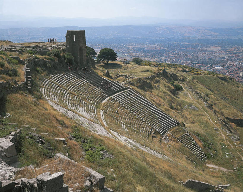 无人,横图,俯视,室外,白天,建筑,欧洲,地形,历史,废墟,风景,地标建筑,摄影,考古学,古希腊,古代文明,圆形剧场,自然地理,彩图,高角度拍摄,白加孟
